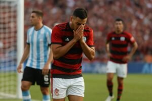 Sem chutar a gol na Argentina, Flamengo sobrevive na Libertadores